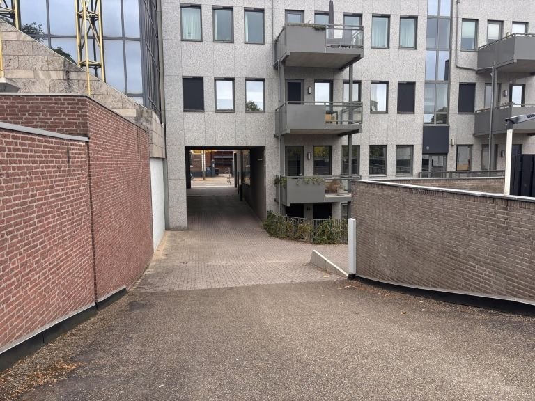 Modern apartment with private parking space - Image 23