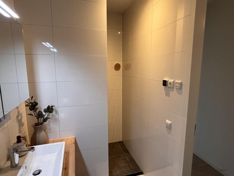 Modern apartment with private parking space - Image 17