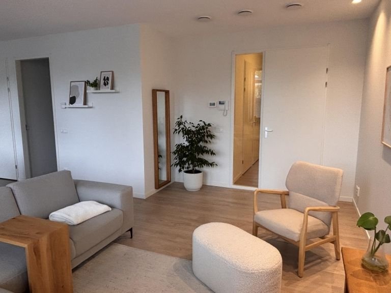 Modern apartment with private parking space - Image 6