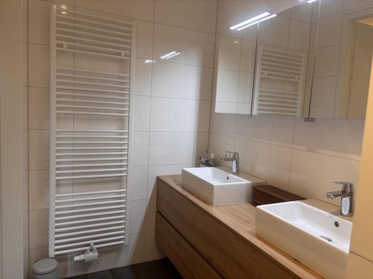 Modern apartment with private parking space - Image 16