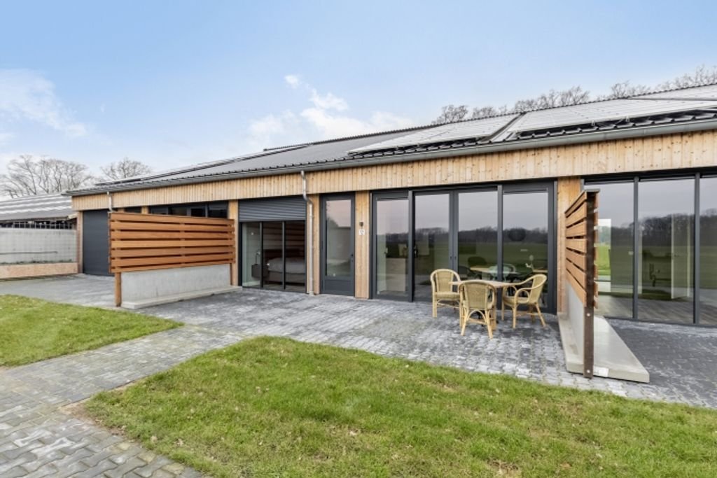 Furnished apartment with terrace - Image 3