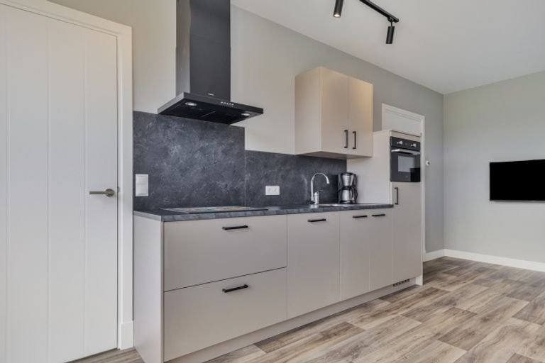 Furnished apartment with terrace - Image 5