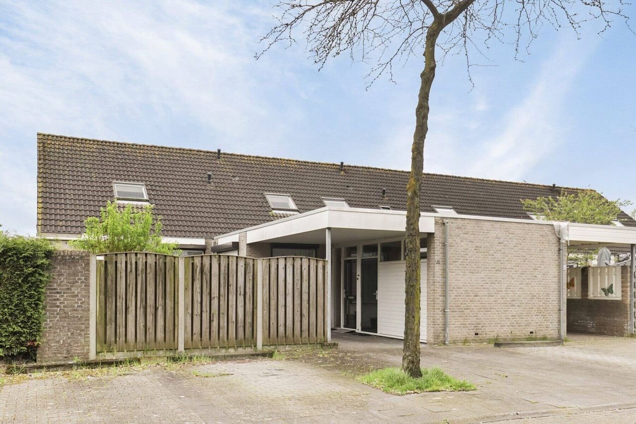 Semi-bungalow met tuin en carport in Tilburg - Afbeelding 1