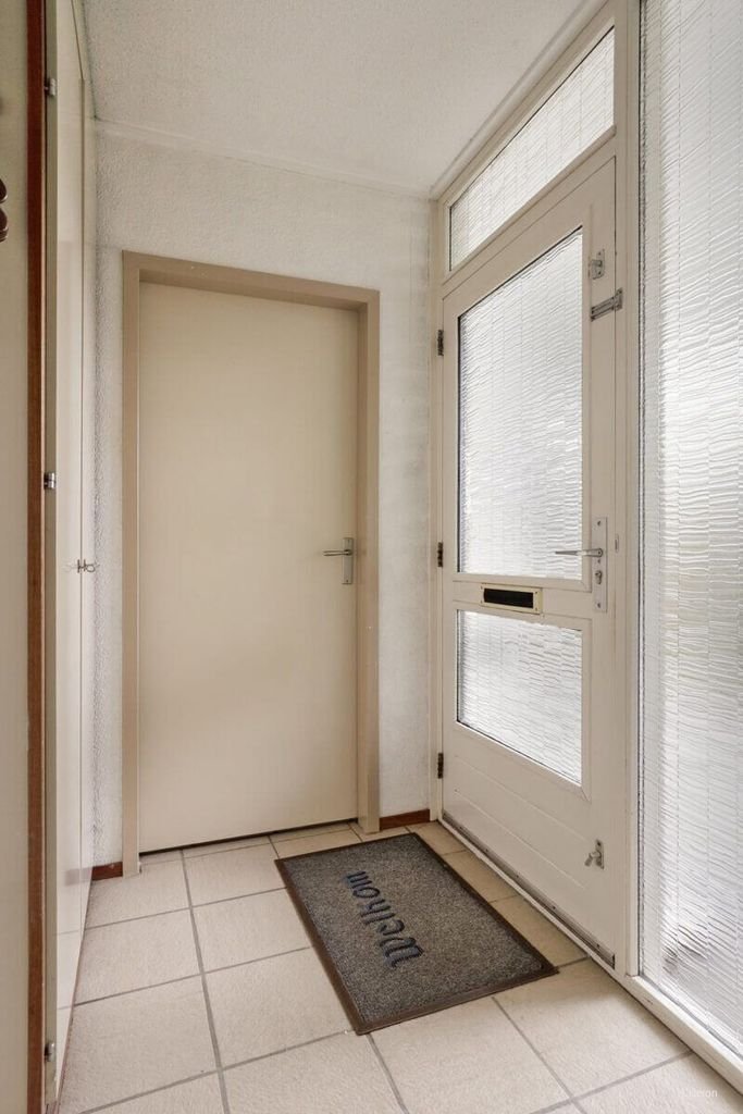 Semi-bungalow met tuin en carport in Tilburg - Afbeelding 2