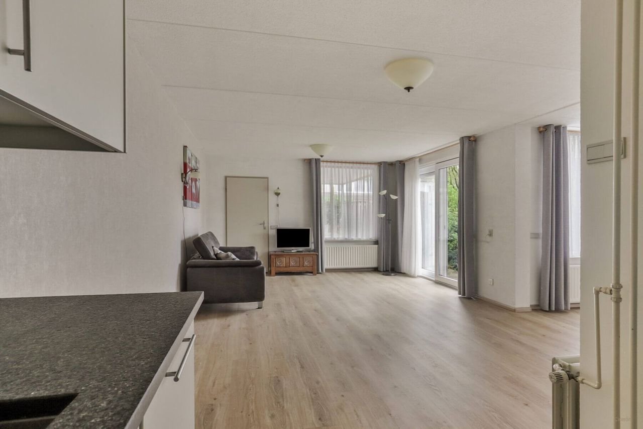 Semi-bungalow met tuin en carport in Tilburg - Afbeelding 4