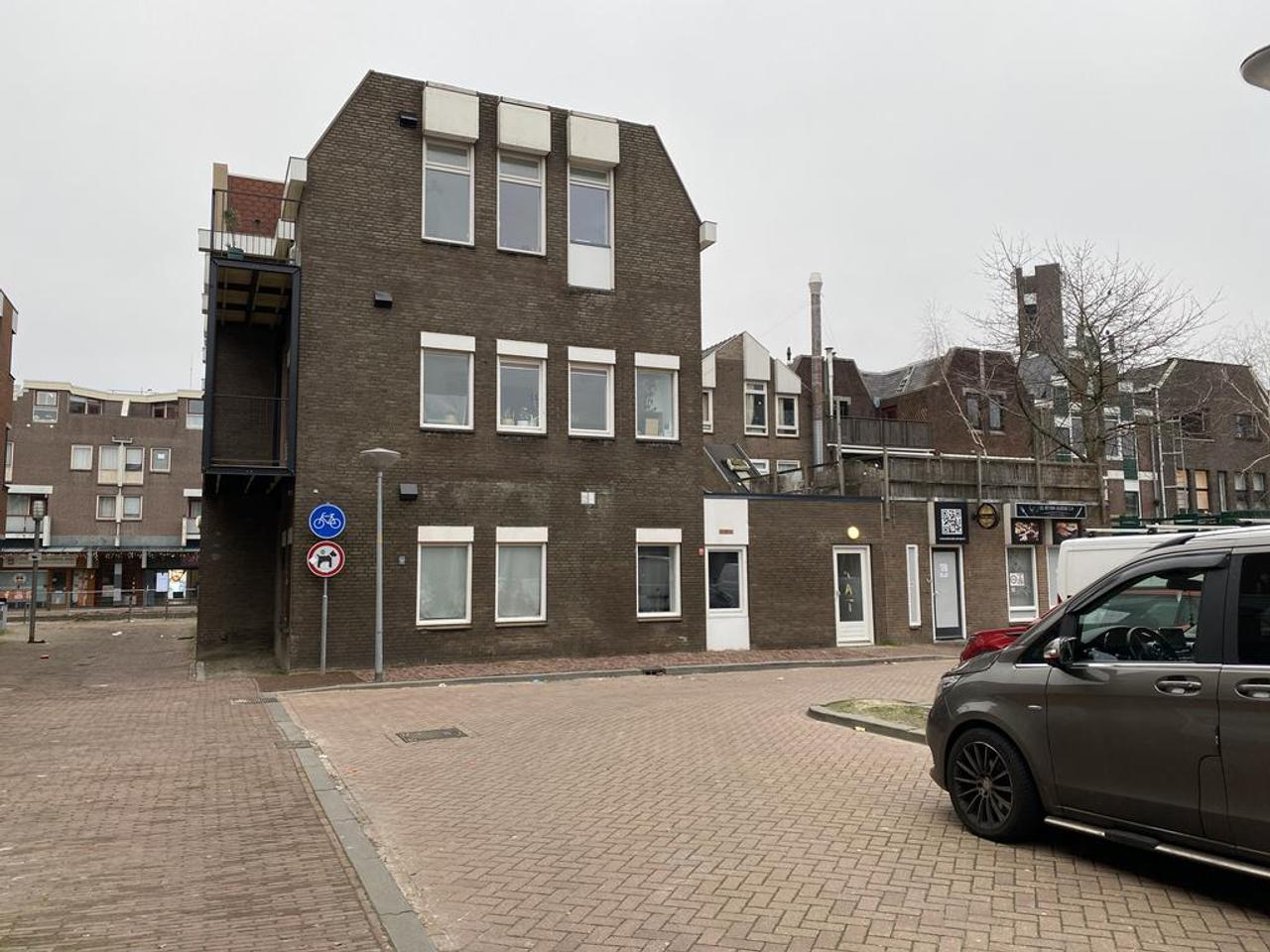 Top Floor Apartment with Sunny Balcony in Almere Haven - Image 1