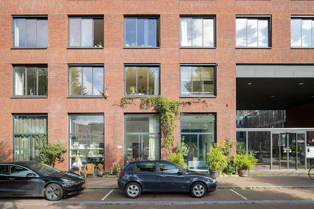 Furnished 1-Bedroom Apartment at Westerdok - Image 28