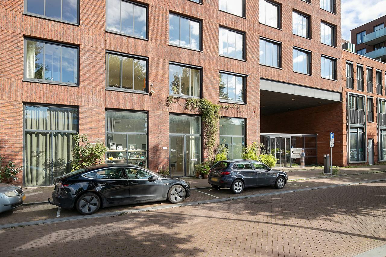 Furnished 1-Bedroom Apartment at Westerdok - Image 29