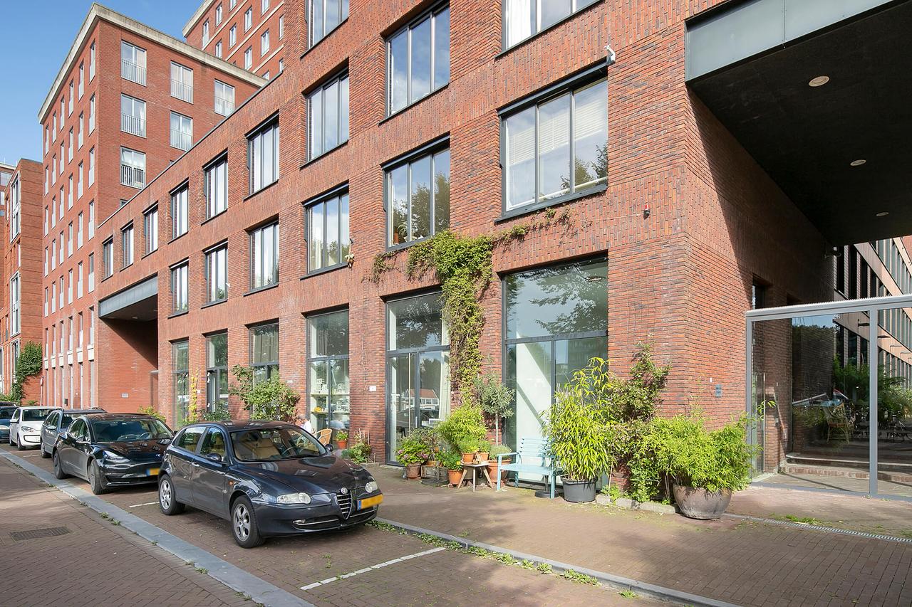 Furnished 1-Bedroom Apartment at Westerdok - Image 30