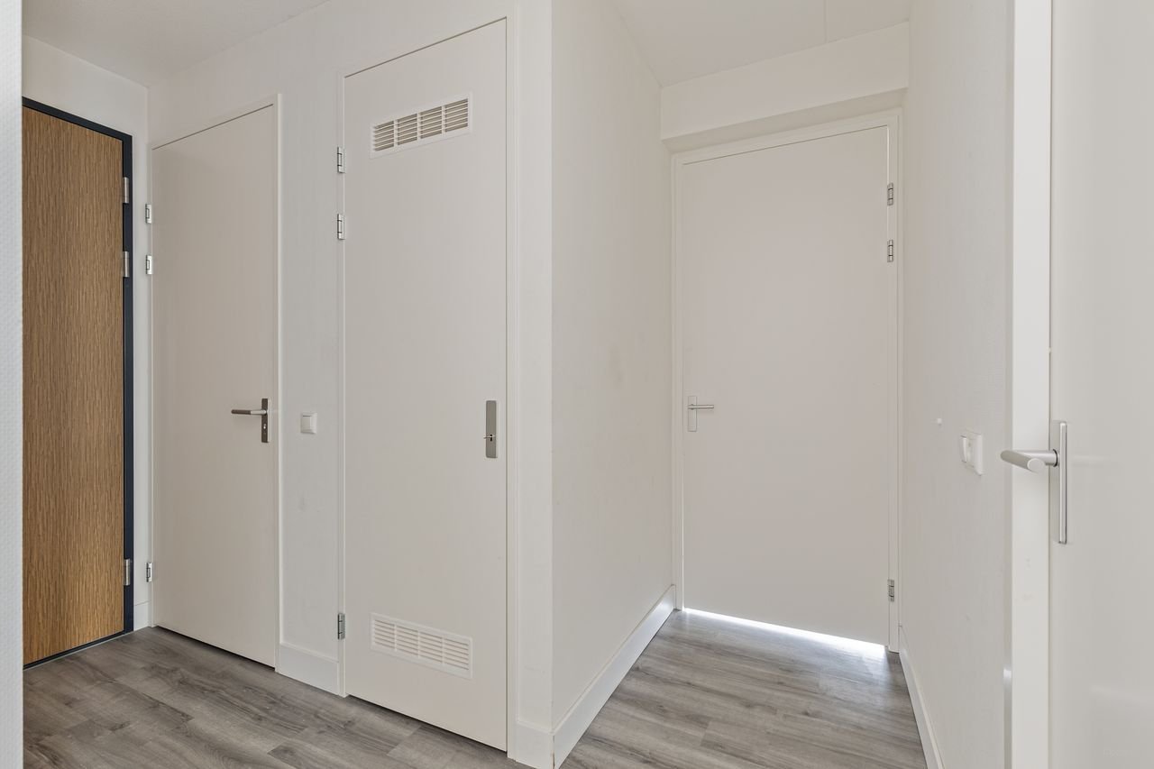 Modern three-room apartment with terrace in Laakhaven - Image 8