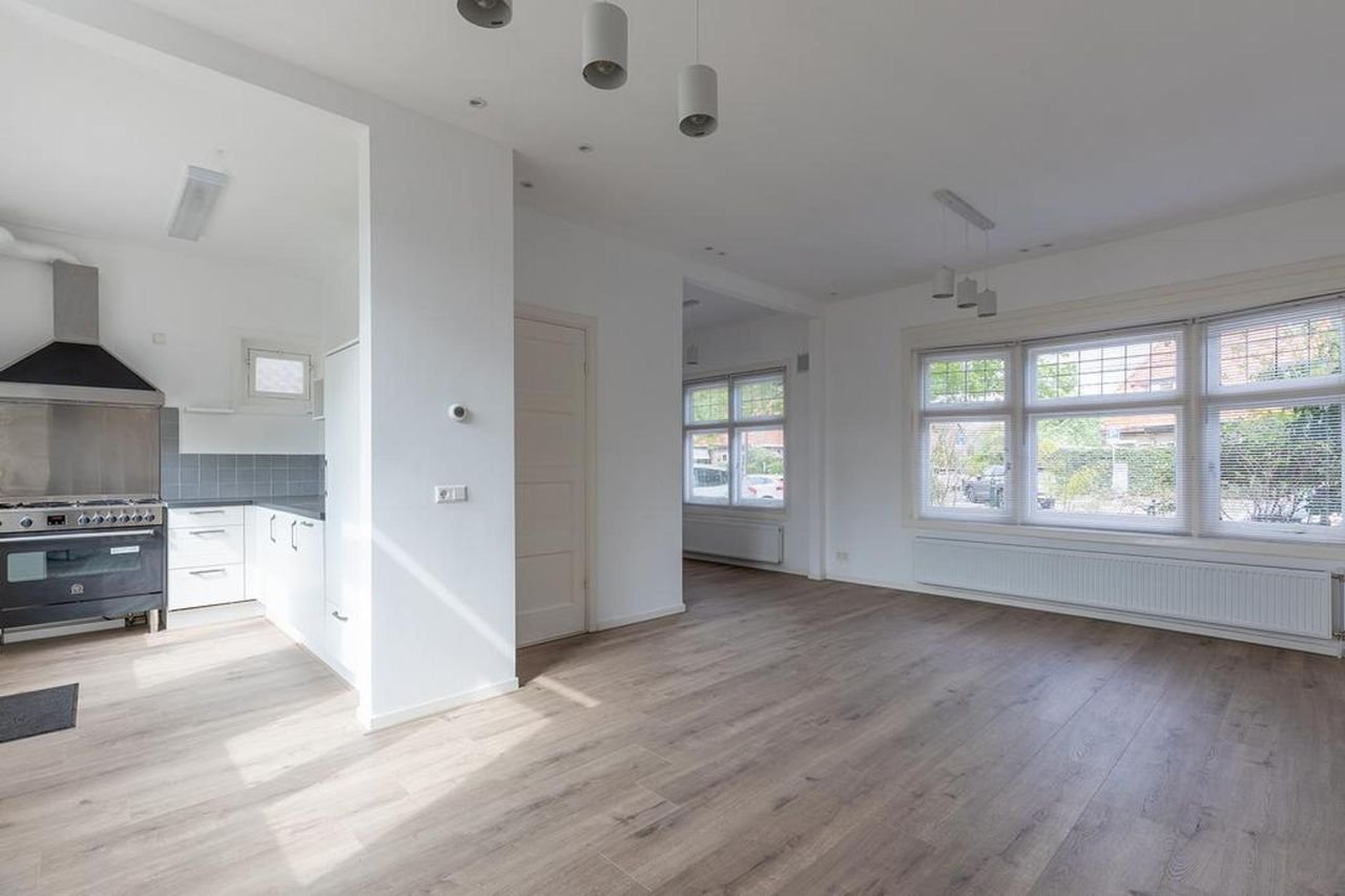 Hoekwoning met 20 meter diepe tuin - Afbeelding 5