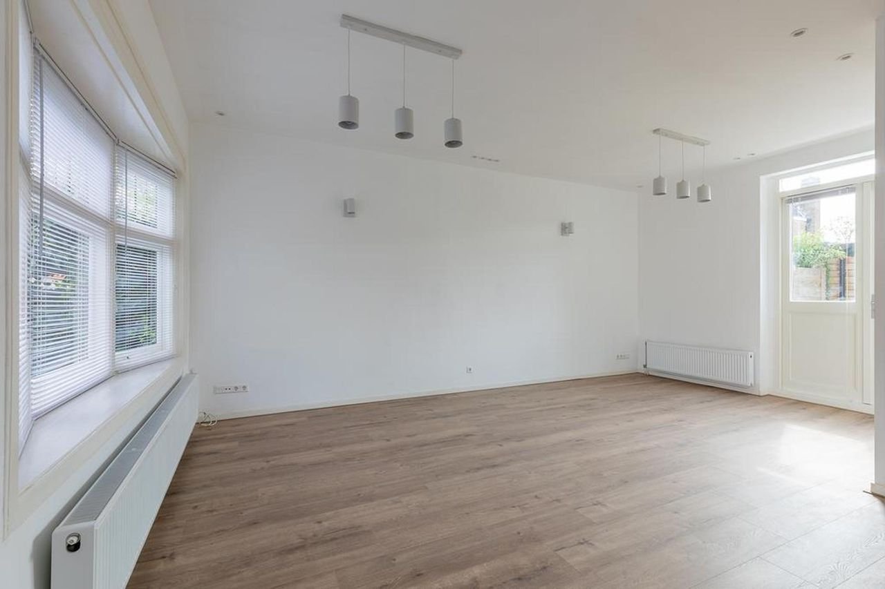 Hoekwoning met 20 meter diepe tuin - Afbeelding 11