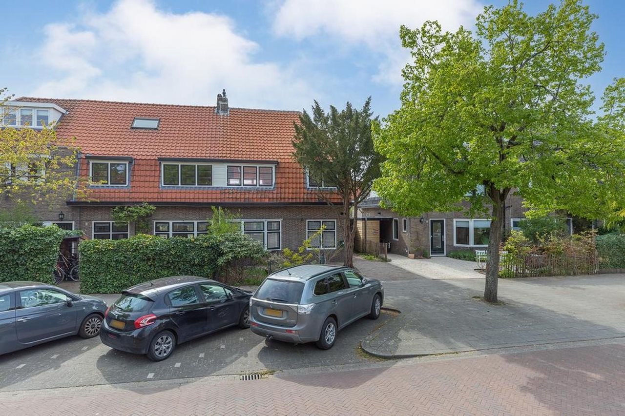 Hoekwoning met 20 meter diepe tuin - Afbeelding 1