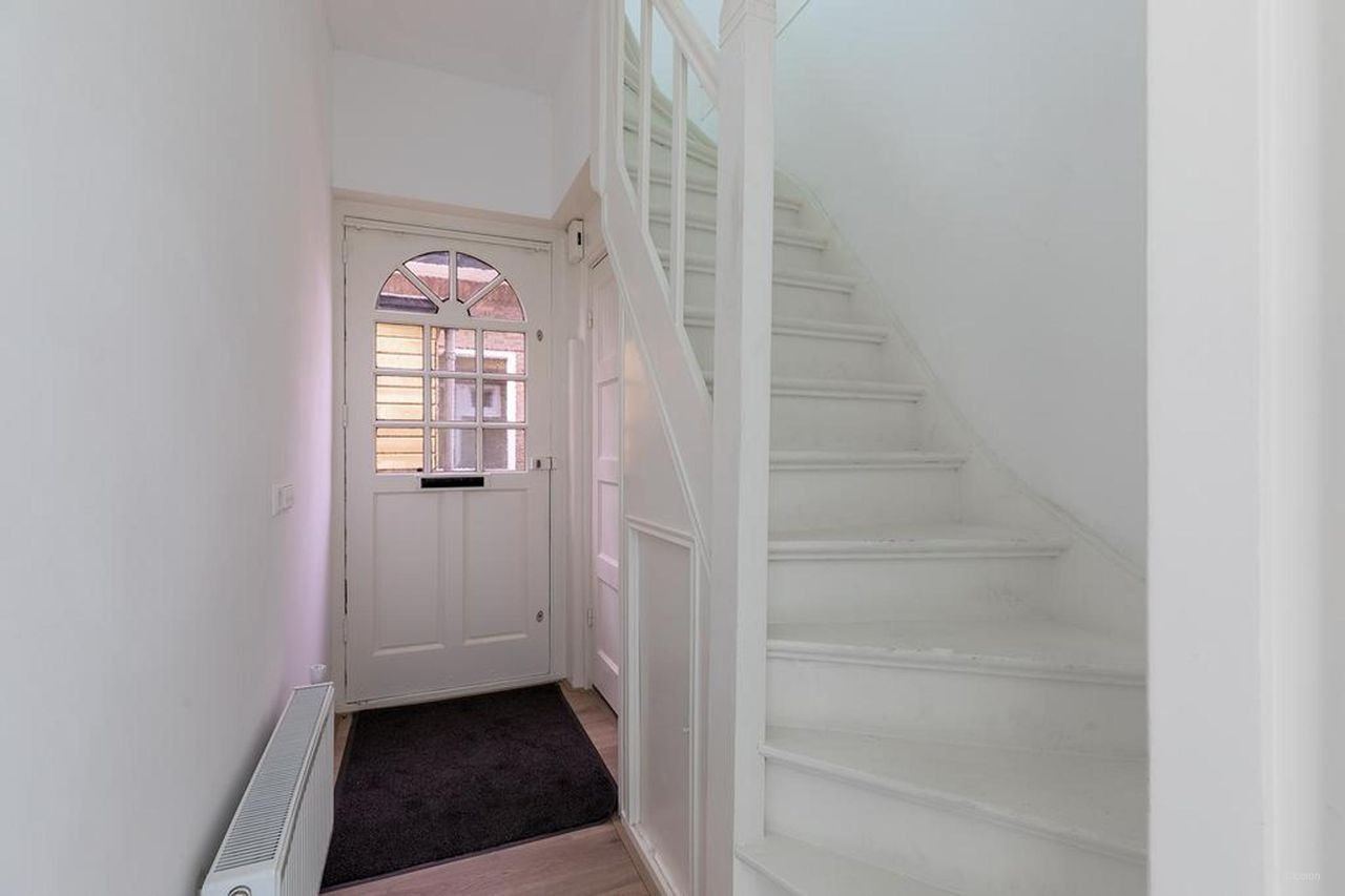 Hoekwoning met 20 meter diepe tuin - Afbeelding 4