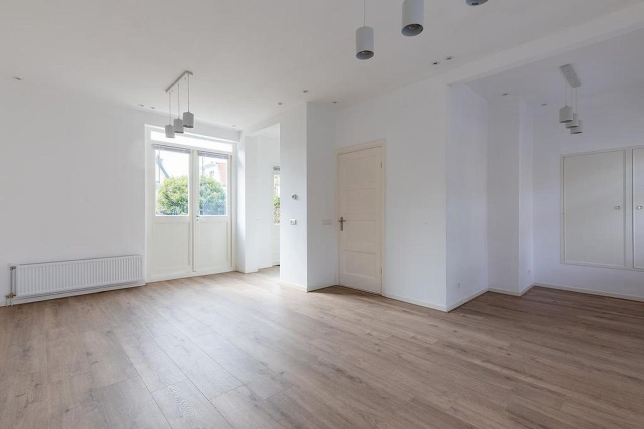 Hoekwoning met 20 meter diepe tuin - Afbeelding 12