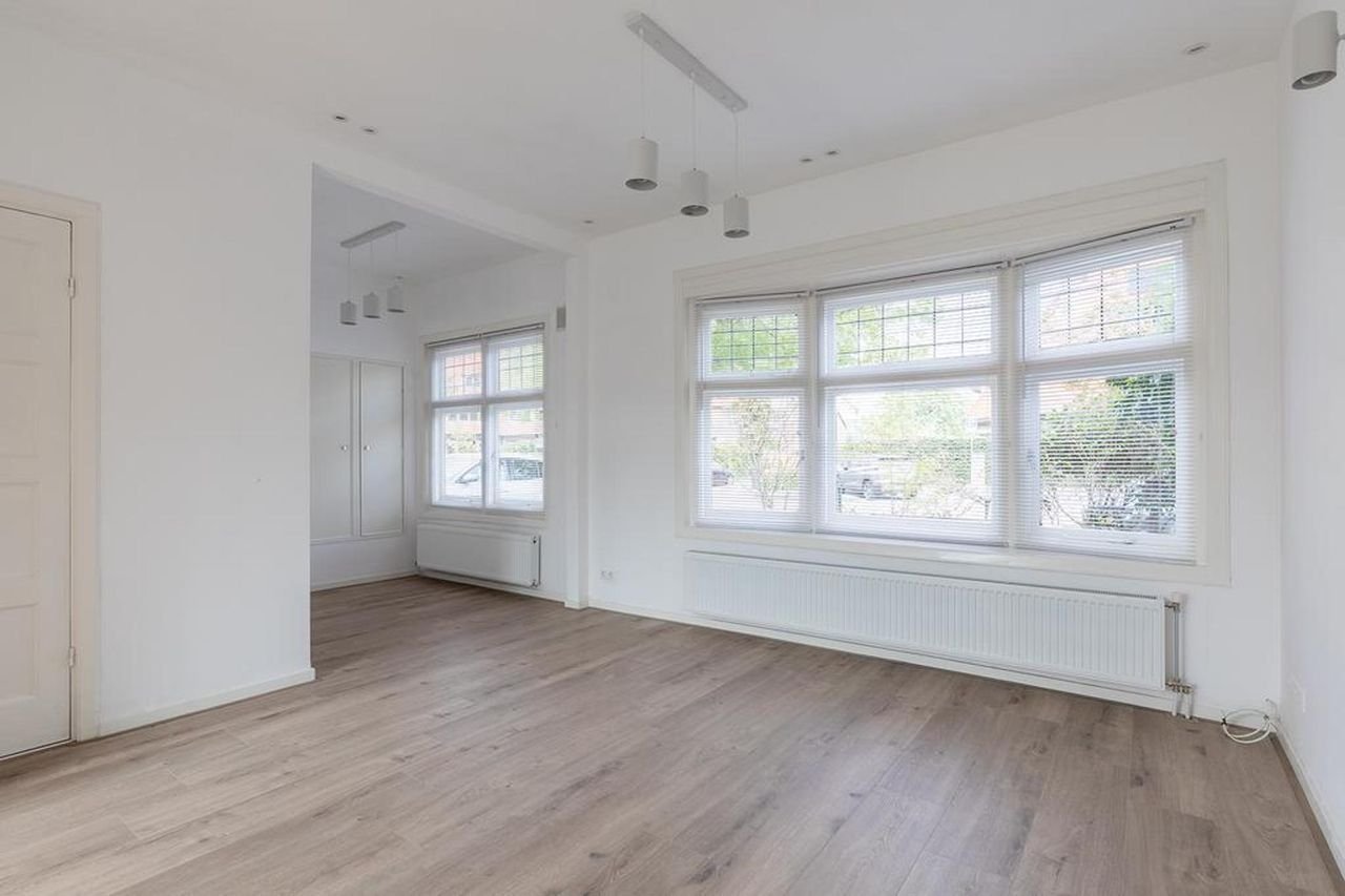 Hoekwoning met 20 meter diepe tuin - Afbeelding 9