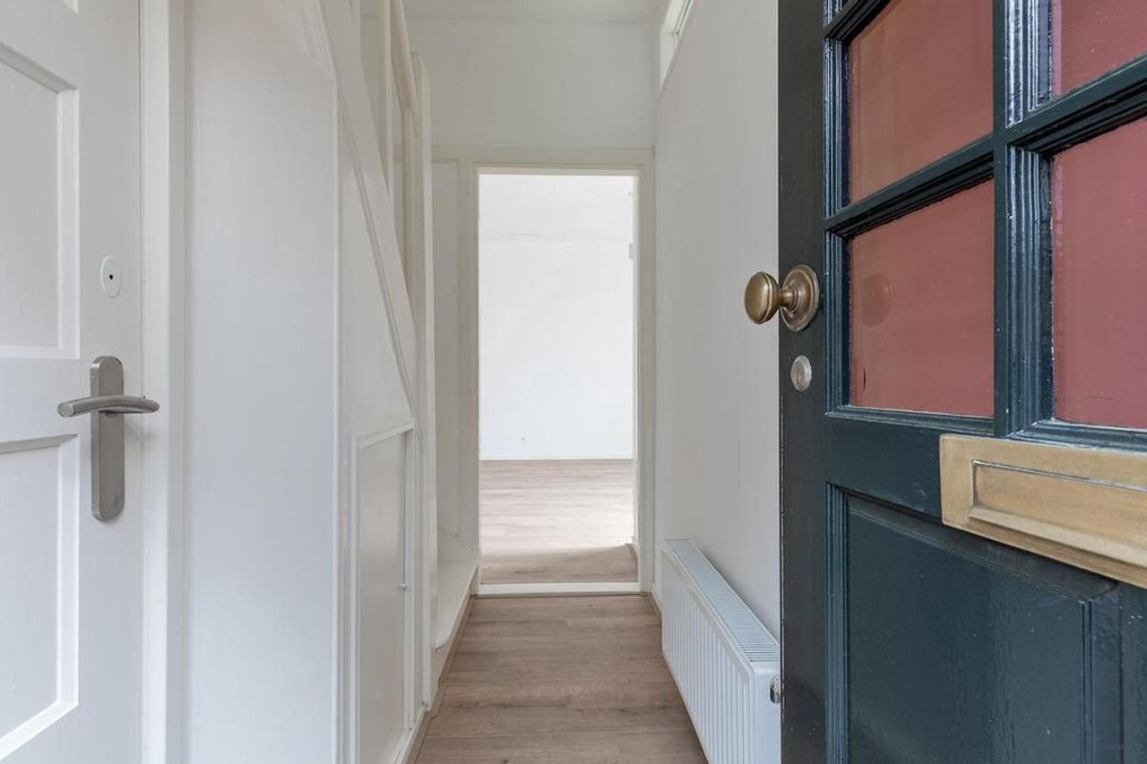 Hoekwoning met 20 meter diepe tuin - Afbeelding 2