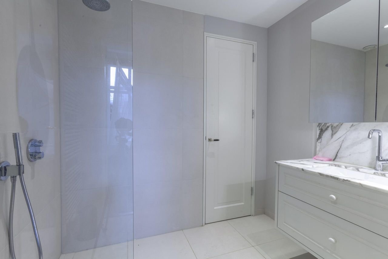 Licht grachtenappartement met lift - Afbeelding 12