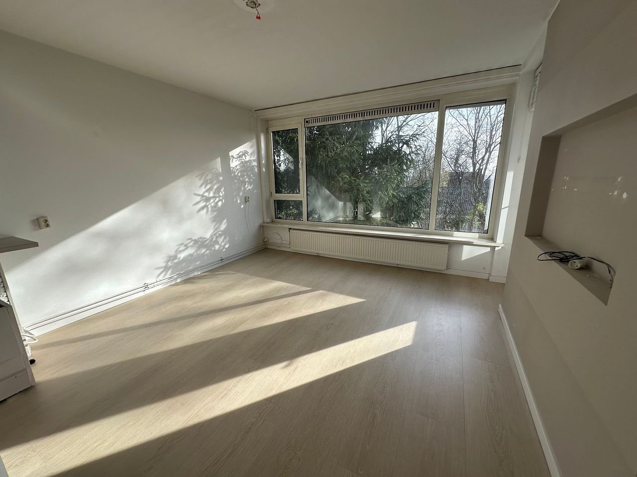 Bright 2-bedroom apartment with balcony - Image 4