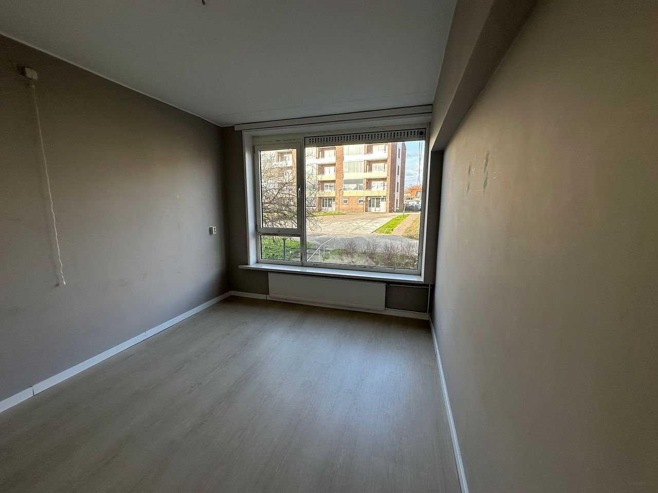 Bright 2-bedroom apartment with balcony - Image 3