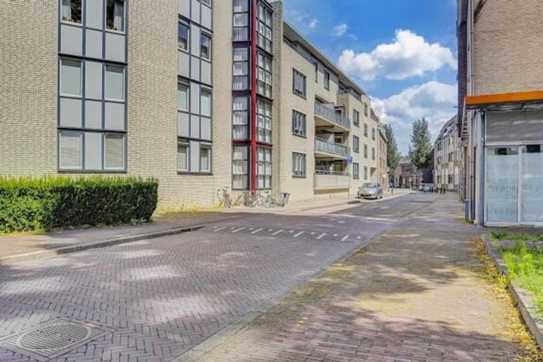 2-bedroom apartment right next to the station - Image 3