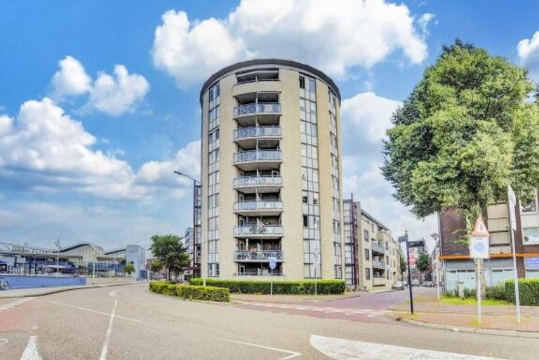 2-bedroom apartment right next to the station - Image 2