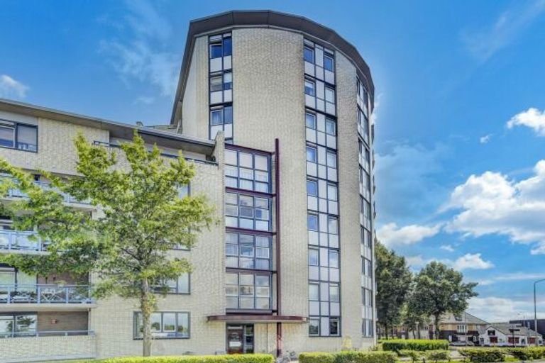 2-bedroom apartment right next to the station - Image 1