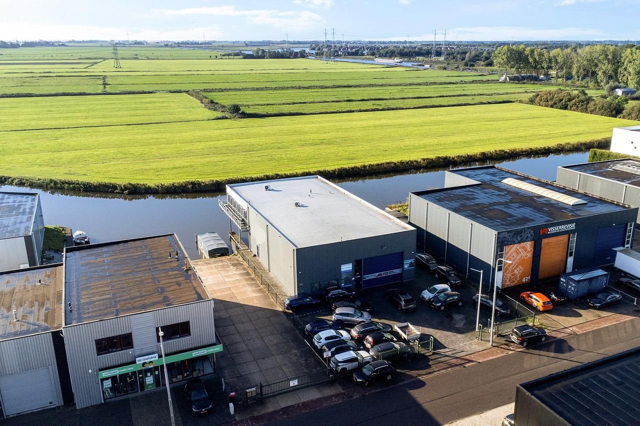 Waterfront living with private moorings - Image 28