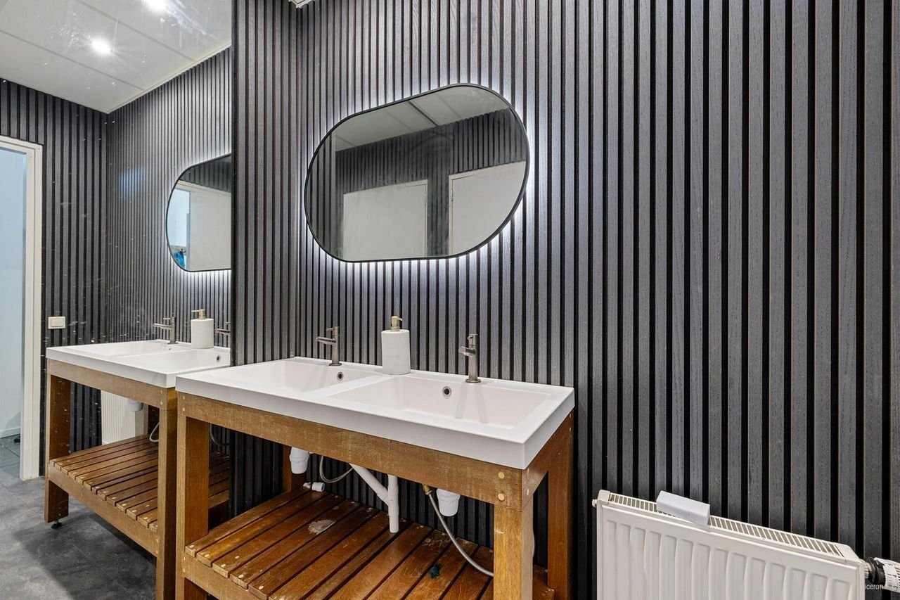 Waterfront living with private moorings - Image 9