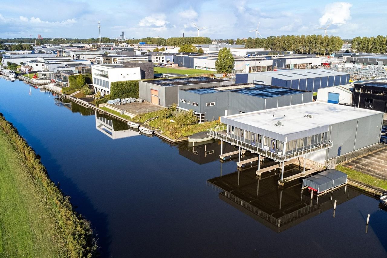 Waterfront living with private moorings - Image 25