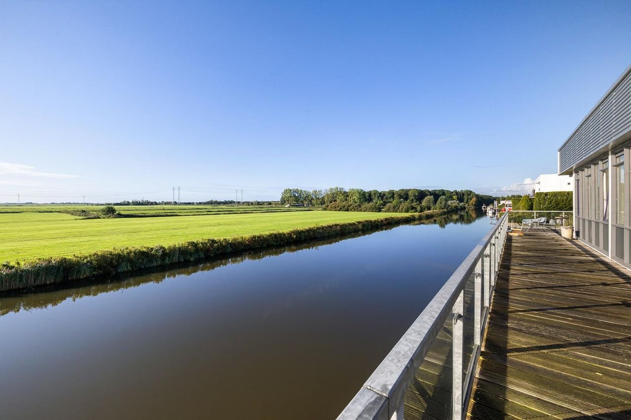 Waterfront living with private moorings - Image 19