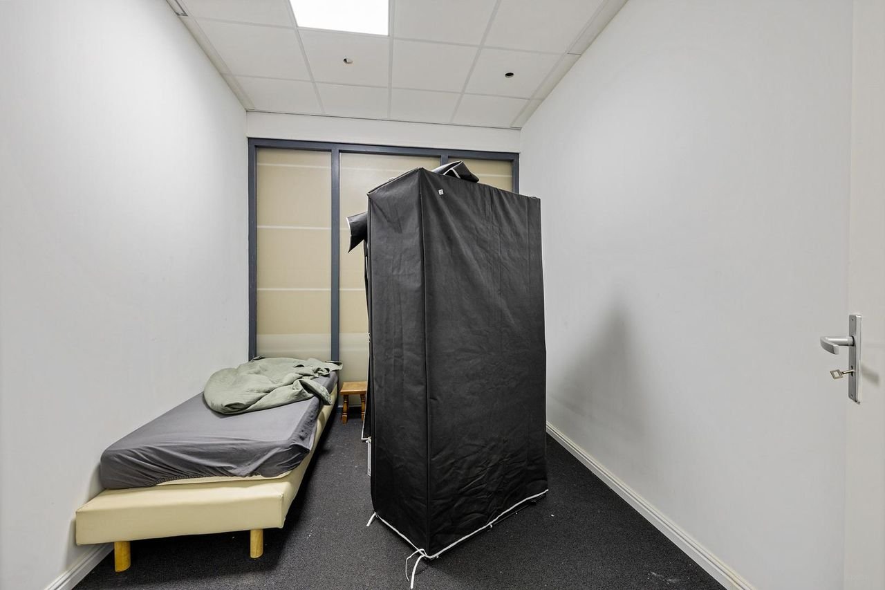 Waterfront living with private moorings - Image 5