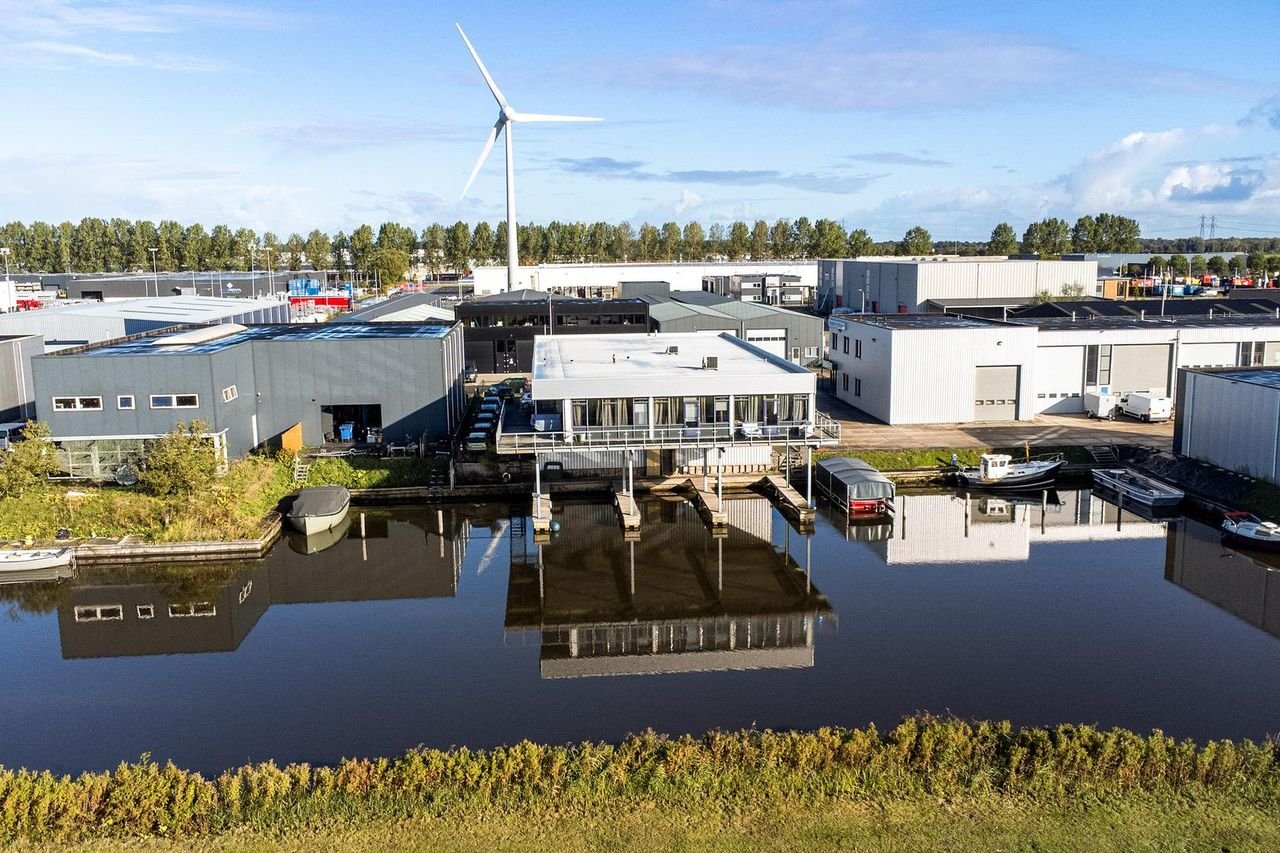 Waterfront living with private moorings - Image 21