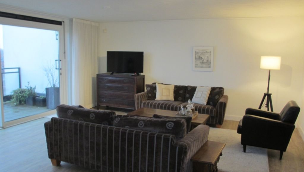 Spacious living (117 m²) with private parking space - Image 1