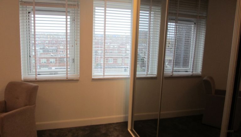 Spacious living (117 m²) with private parking space - Image 4