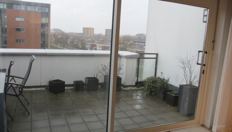 Spacious living (117 m²) with private parking space - Image 6