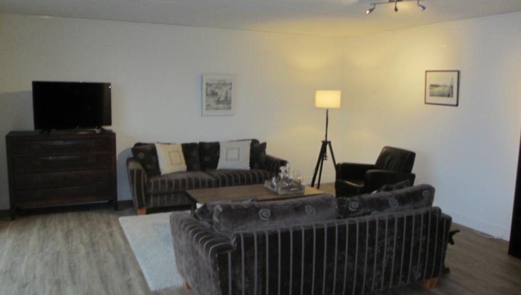 Spacious living (117 m²) with private parking space - Image 3