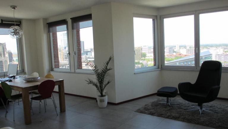 17th-floor apartment with panoramic views - Image 8
