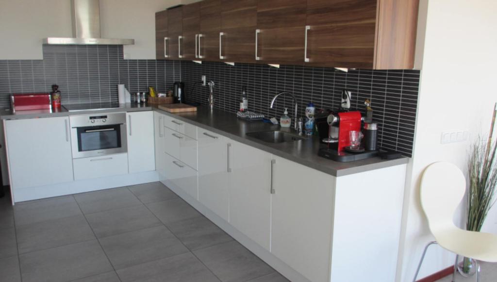 17th-floor apartment with panoramic views - Image 3