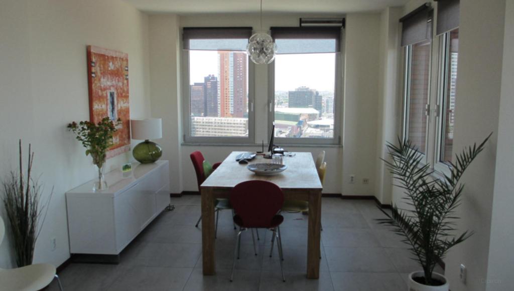 17th-floor apartment with panoramic views - Image 2