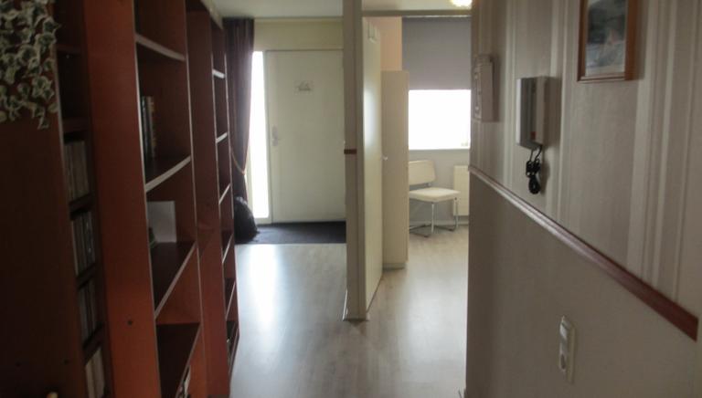 Modern 2-bedroom apartment with balcony - Image 4