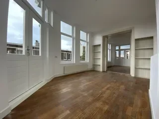 Licht 4-kamer hoekappartement met 3 balkons