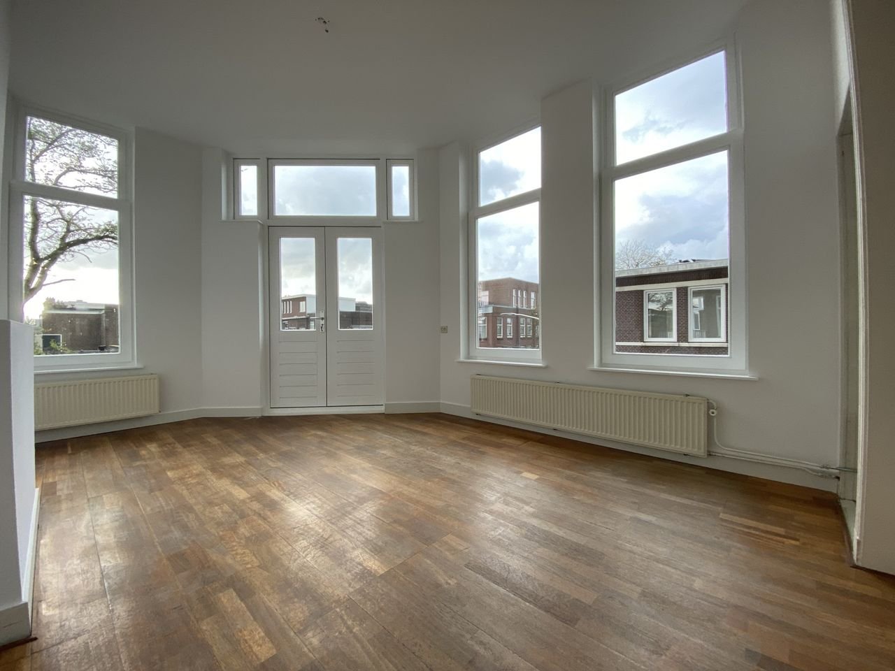 Licht 4-kamer hoekappartement met 3 balkons - Afbeelding 2