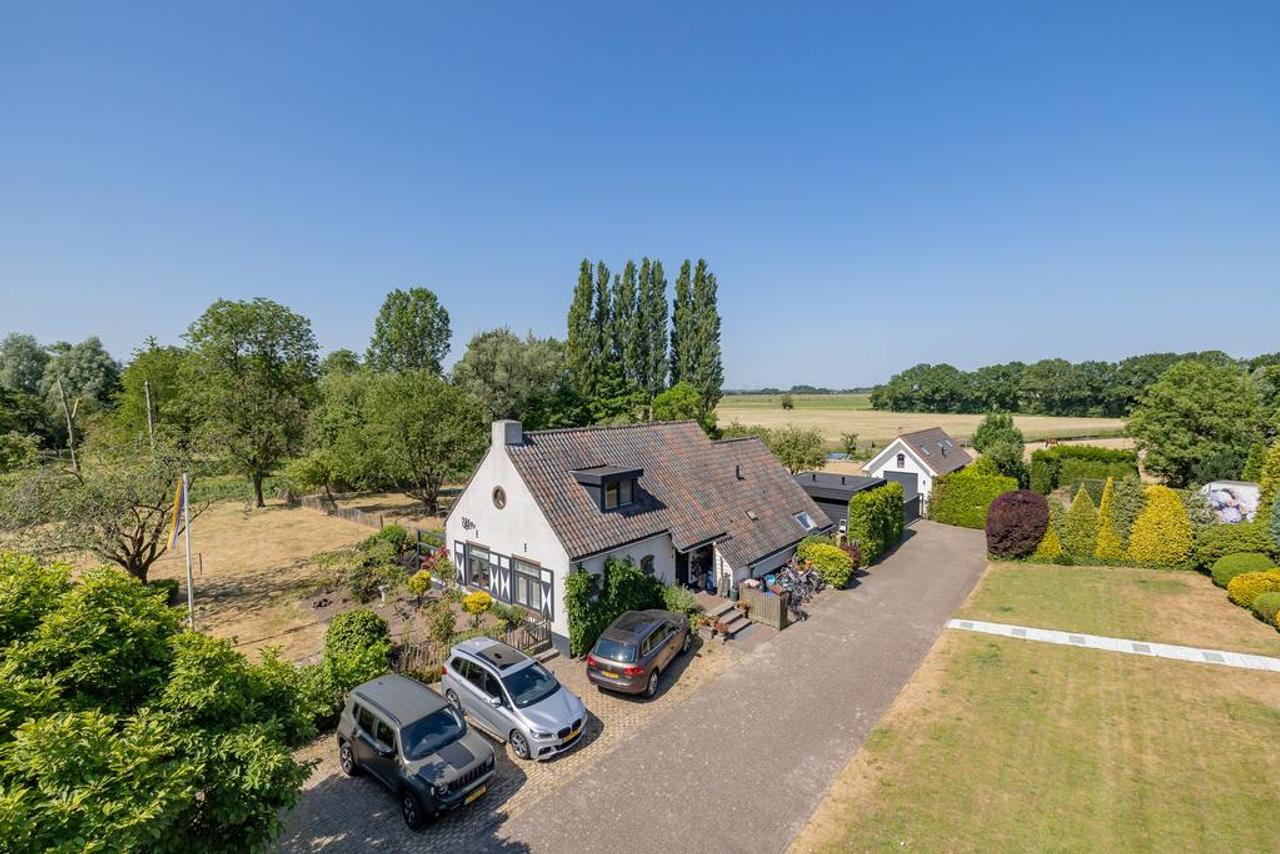 Spacious villa with large garden in Muiderberg - Image 1