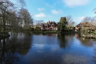 Halfvrijstaande villa aan de Paauwvijver