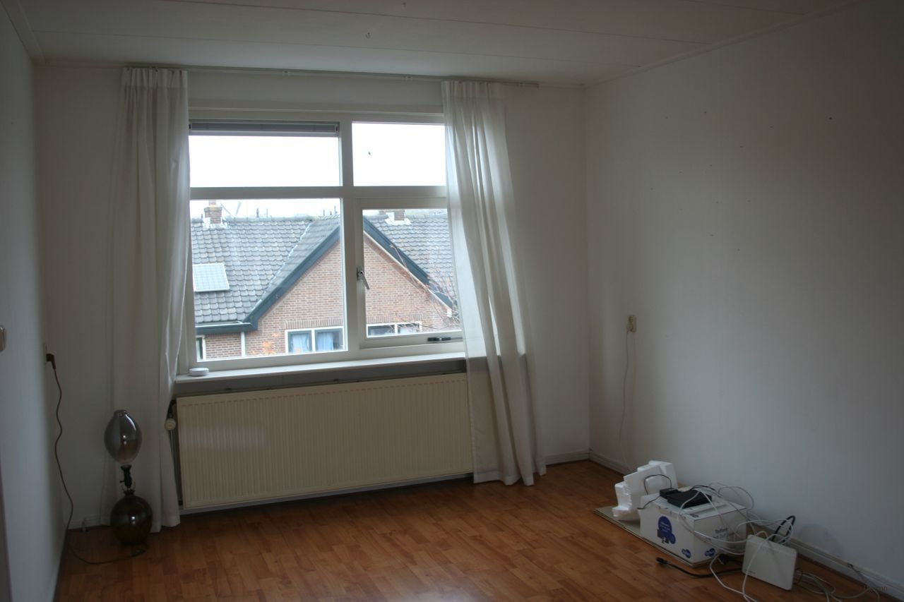 Upper-floor apartment with 3 balconies in Leiden - Image 5