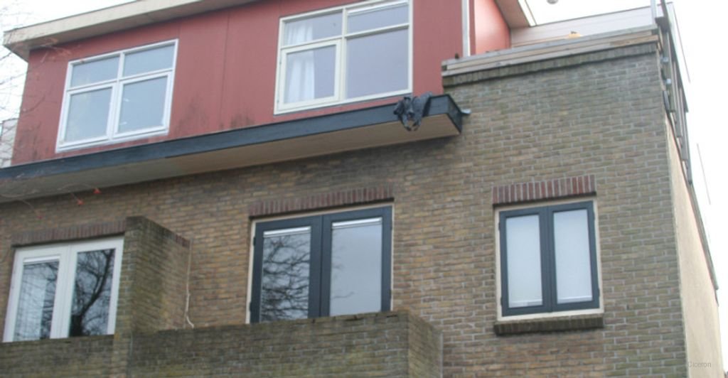 Upper-floor apartment with 3 balconies in Leiden - Image 1