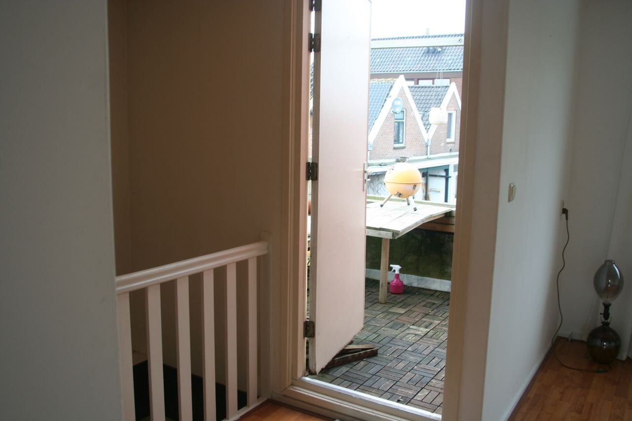 Upper-floor apartment with 3 balconies in Leiden - Image 6