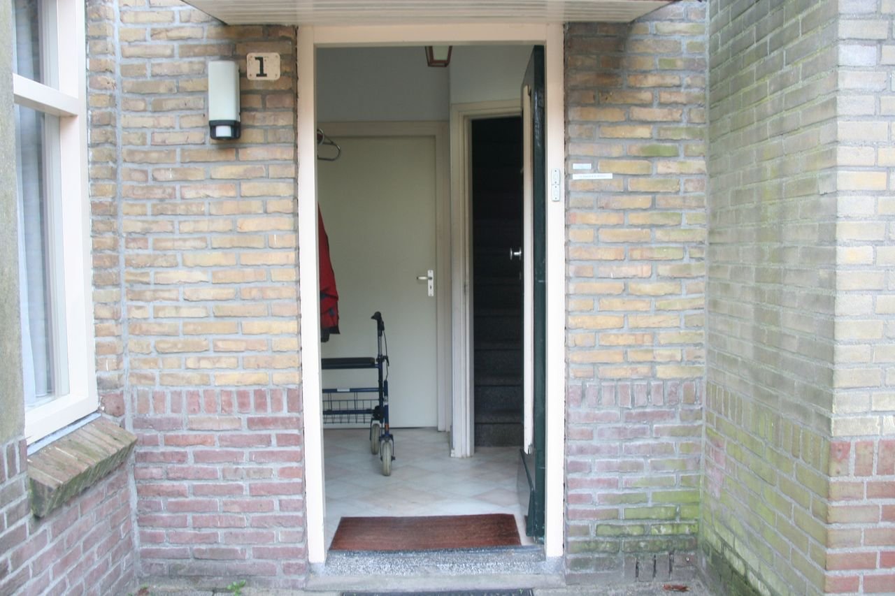 Upper-floor apartment with 3 balconies in Leiden - Image 2