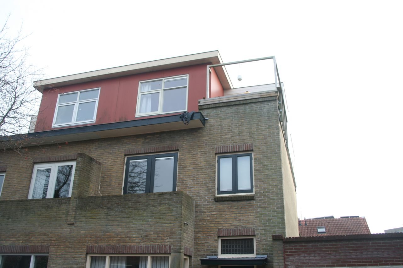 Upper-floor apartment with 3 balconies in Leiden - Image 28